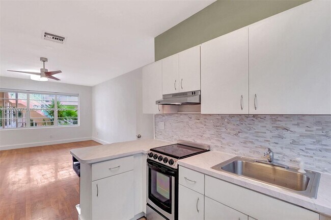 Building Photo - 6881 Bay Dr