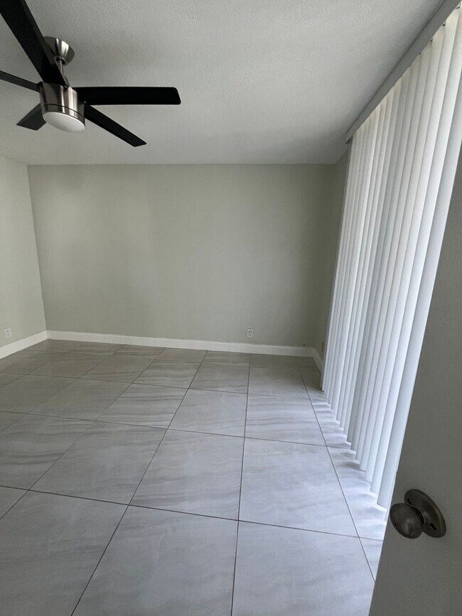 Building Photo - ONE BEDROOM ONE BATHROOM! FULLY RENOVATED Stainless Appliances!