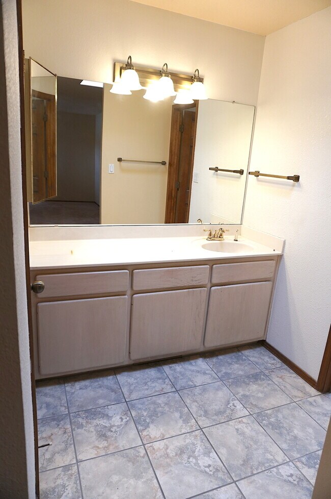 Building Photo - Move In Ready Near UNM and Nob Hill!! This won't last long!