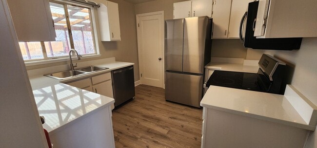 Building Photo - 2 bed 1 bath remodeled North Park Hill home