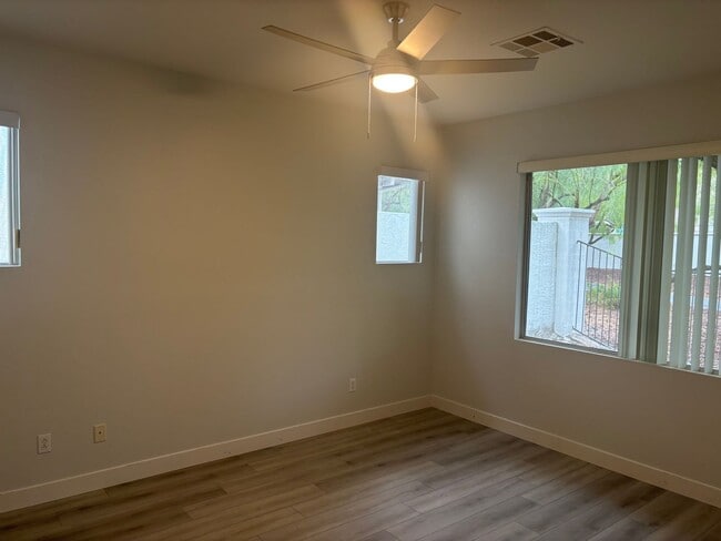 Building Photo - VERY CUTE 2 BEDROOM, SINGLE STORY HOME IN ...