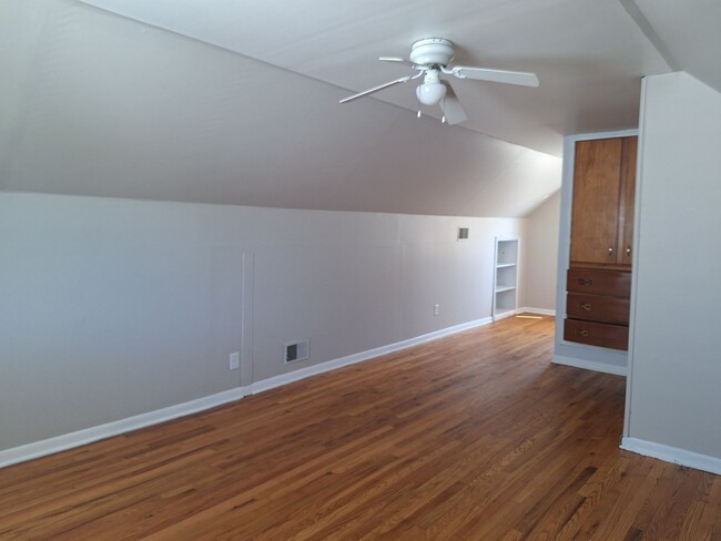 Building Photo - Charming 3 bedroom bungalow freshly updated