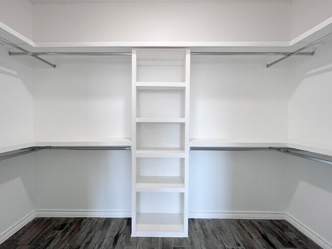 Building Photo - Luxury Townhome In Gated Community (Close ...