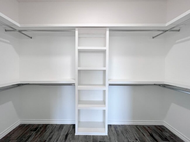 Building Photo - Luxury Townhome In Gated Community (Close to Expressway 281 & Wisconsin)