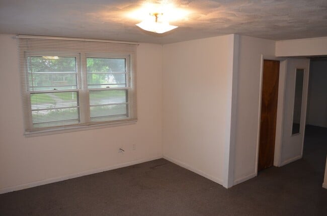 Building Photo - 3 bed, 2 bath home in Parkade area