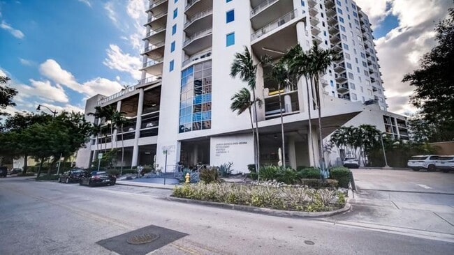 Building Photo - 10 SW South River Dr