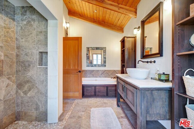 Building Photo - 1850 Olivera Dr