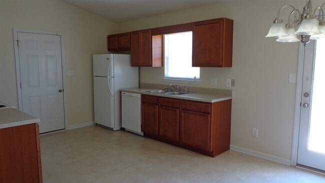 Building Photo - 121 Starkys Creek Ct