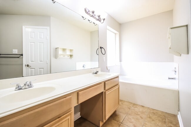 Building Photo - 26967 Crown Haven Ct