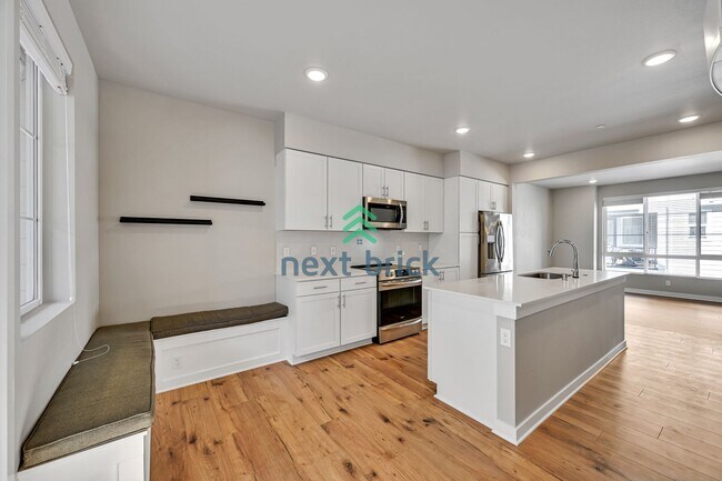 Building Photo - 2 BED & 2.5 BATH TOWNHOUSE FOR RENT