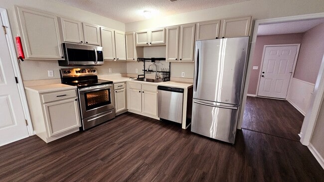 Building Photo - 4 BR 2 BA Southwest