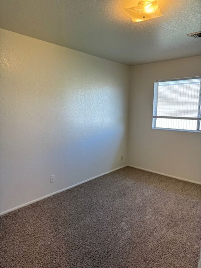 Building Photo - 863 Shiloh Ct