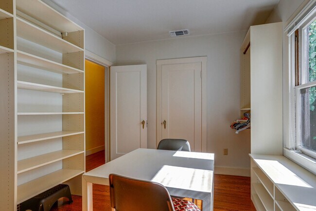 Building Photo - 2627 Land Park Dr
