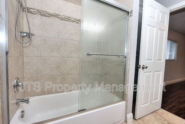 Building Photo - 2000 Belcot Rd