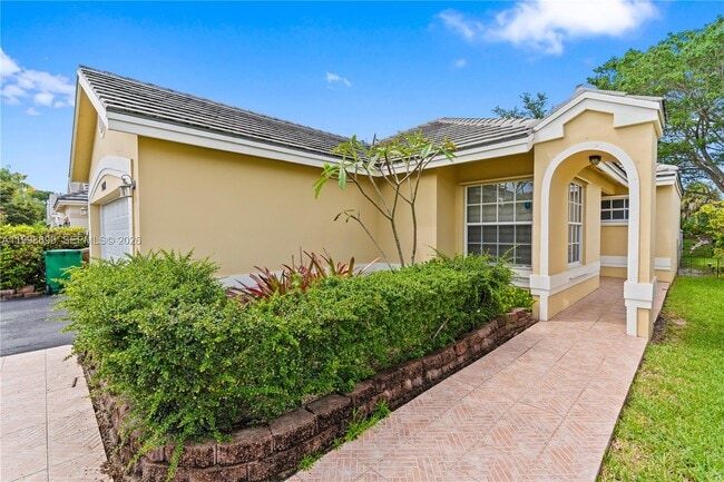 Building Photo - 9081 Lake Park Cir N