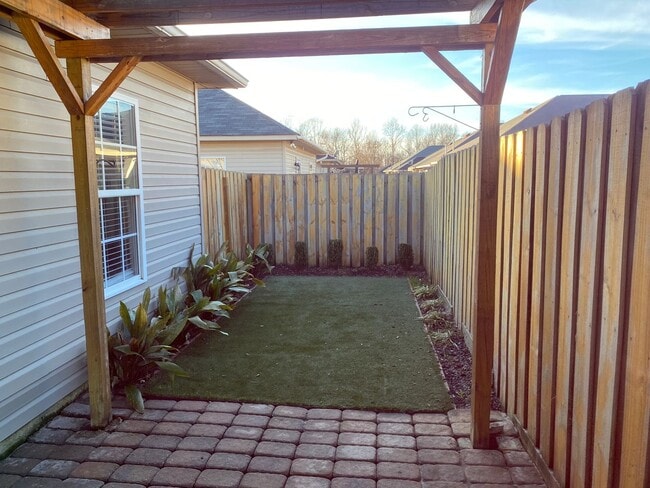 Building Photo - Cozy 3 Bed 2 Bath Available January 2026!