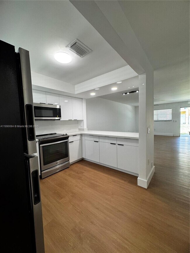 Building Photo - 1460 SW 24th Ct