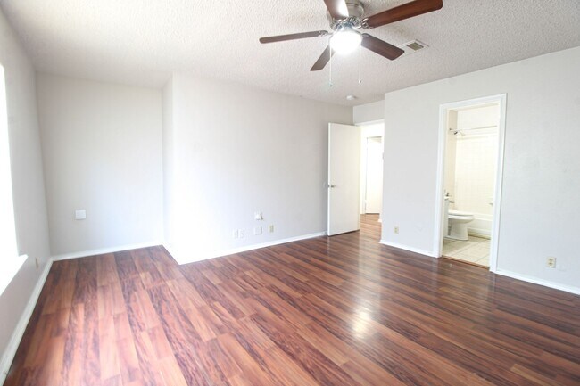 Building Photo - 5515 Kenton Bluff