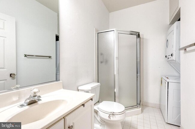 Building Photo - Beautifully updated 2 bed 2 bath patio-lev...