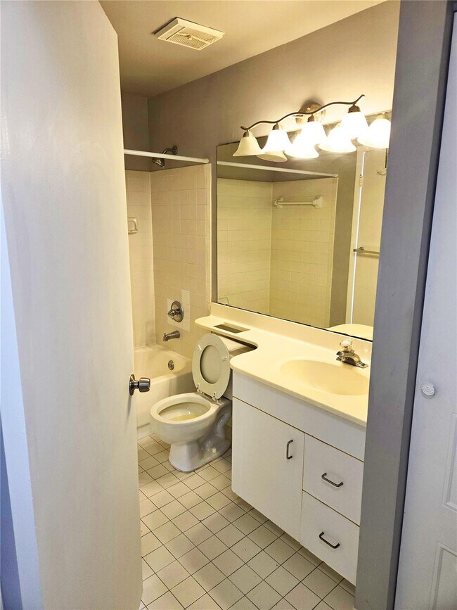 Building Photo - 922 Coral Club Dr