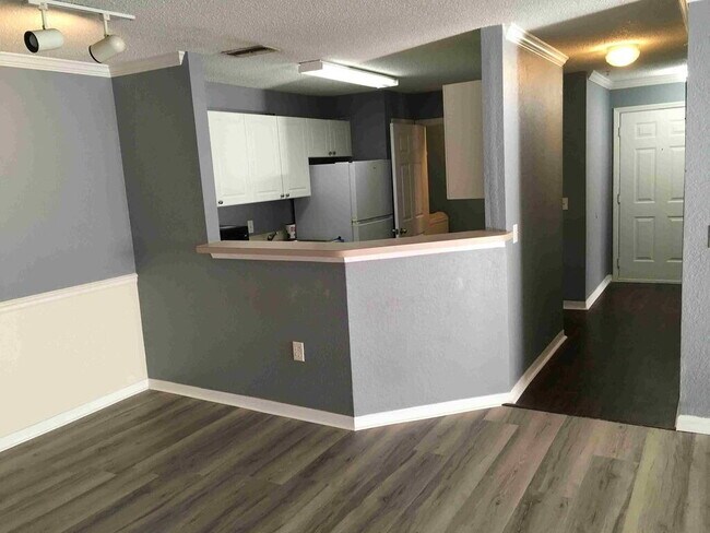 Building Photo - 18001 Richmond Pl Dr