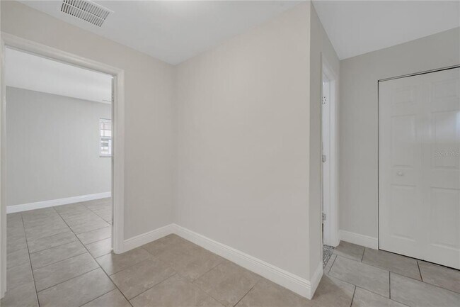Building Photo - 1395 Meadowbrook St