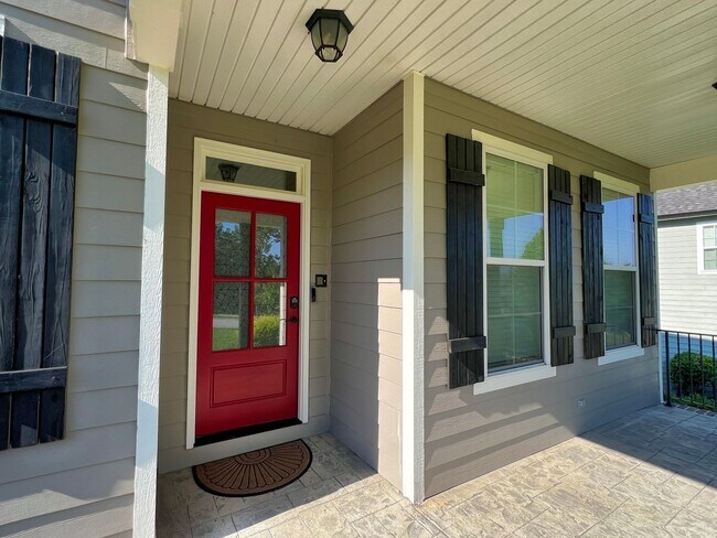 Building Photo - Estate STYLE home with pool and basement i...