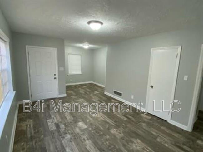 Building Photo - 10 Estes Dr