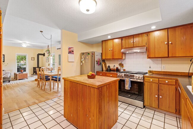 Building Photo - Fully Furnished Northside Bungalow Available for Month of August, 2026