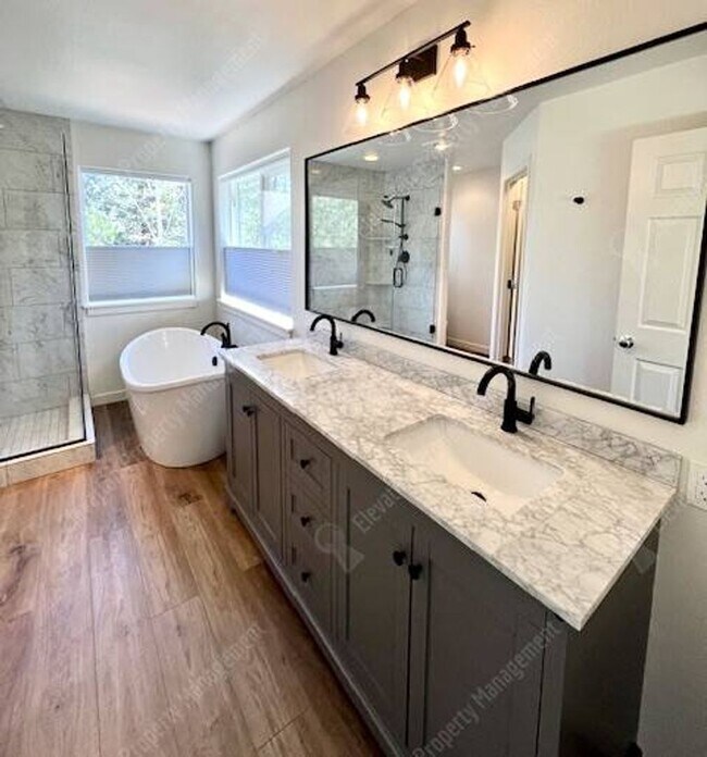 Building Photo - Beautifully updated 3 BR on west side of Bend