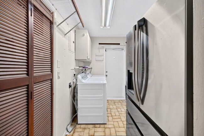 Building Photo - 2060 Tropic Isle