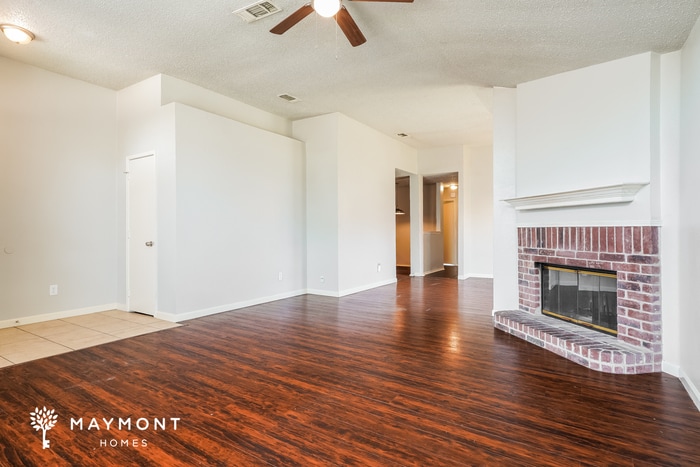 Building Photo - 2111 Dandelion Dr