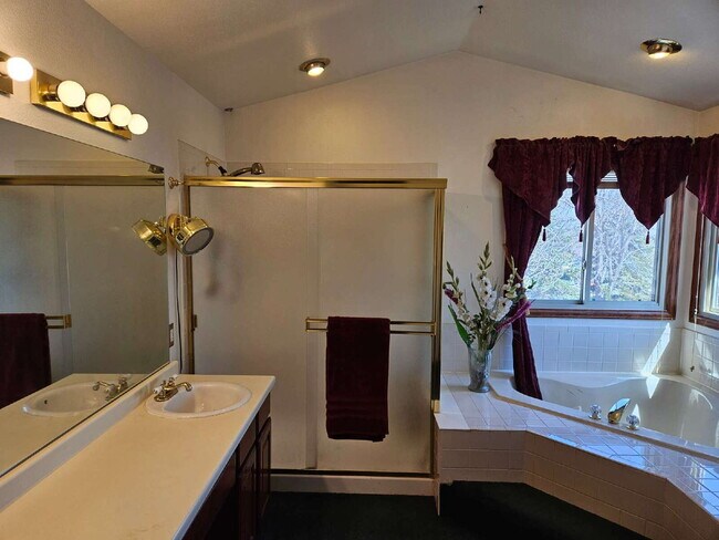 Building Photo - 5 Bedroom/ 4 Bath Two-Story in Governors Place