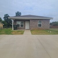 Building Photo - 3 bedroom 3 bathroom home available in July!