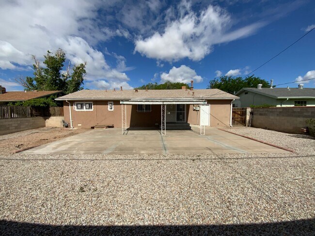 Building Photo - 3 Bedroom Single Story Home Available Near...
