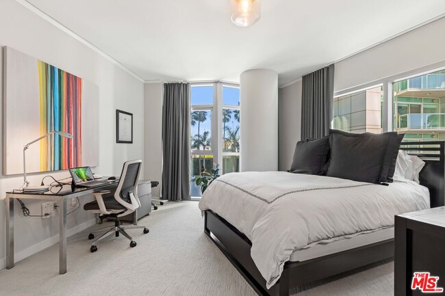 Building Photo - 13650 Marina Pointe Dr