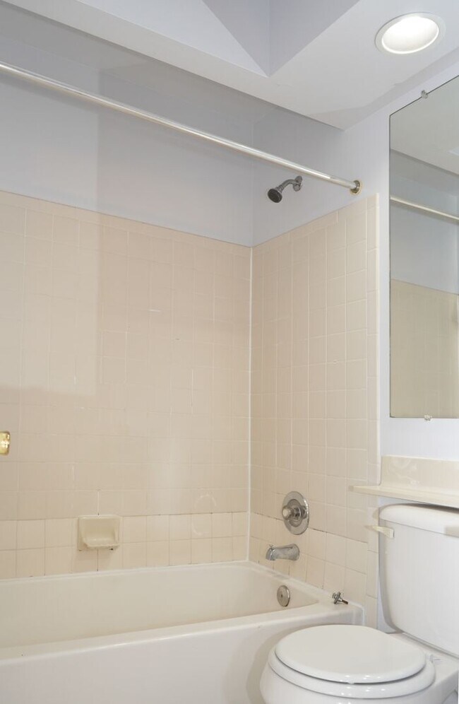 Building Photo - 4 Bedroom 3.5 Bath Townhome in Woodbridge, VA