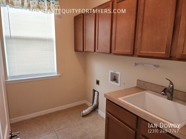 Building Photo - 8120 Banyan Breeze Way