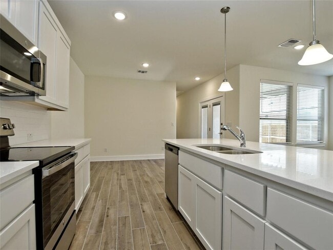 Building Photo - 412 Parkline Dr