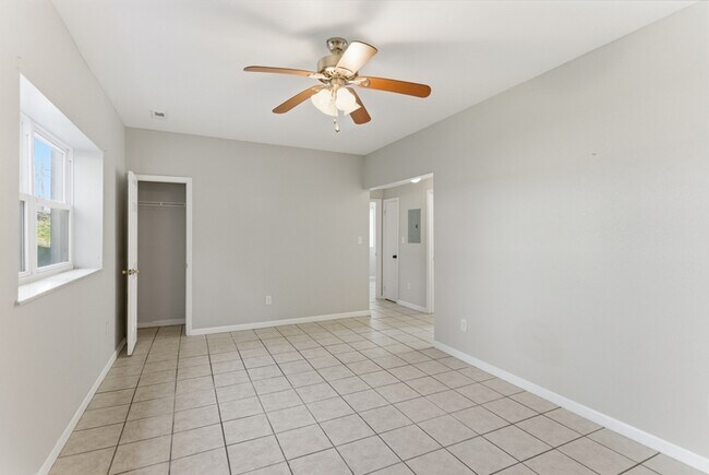 Building Photo - 3300-3374 Valley View Drive - 3332