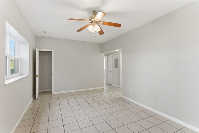 Building Photo - 3300-3374 Valley View Drive - 3370