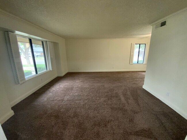 Building Photo - 3 br, 2 bath House - 404 N. Renn Ave