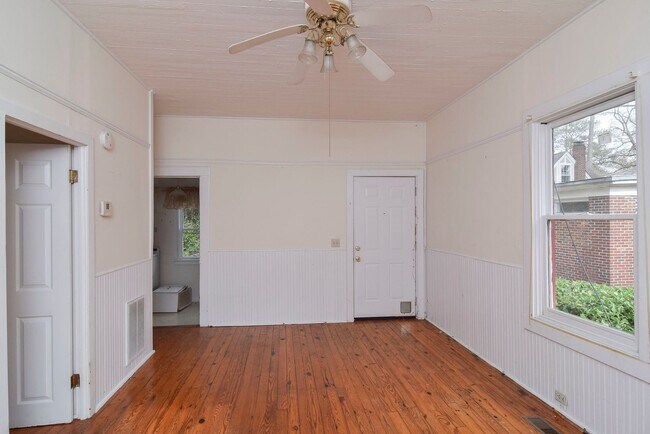 Building Photo - Charming 3 Bedroom Home in Desirable Heath...