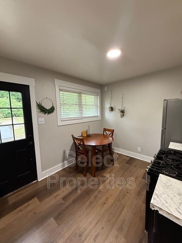 Building Photo - 1824 Rosemond Ave