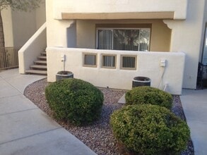 Building Photo - Gated Community * Downstairs 1 bedroom * Community Pool & Fitness Room