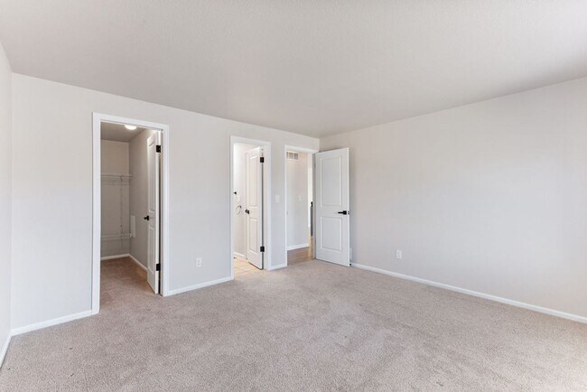 Building Photo - 4 Bedroom 2 Bathroom Large Yard in South West Fort Collins