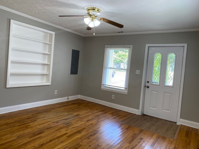 Building Photo - Spacious One Bedroom House!  Off Street Pa...