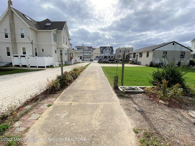 Building Photo - 104 11th Ave