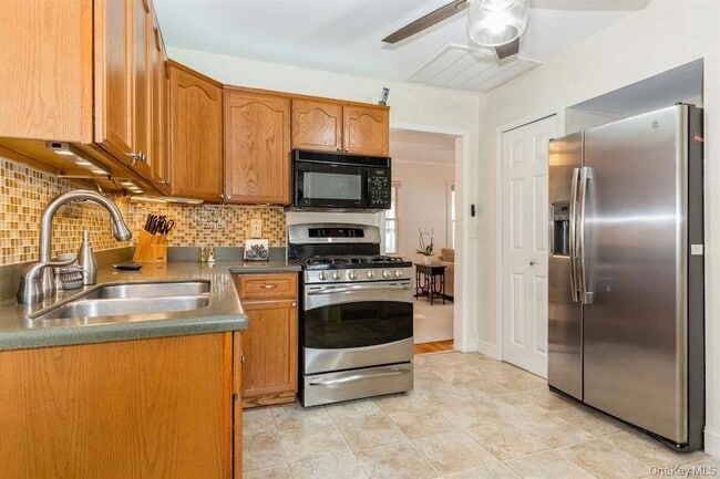 Building Photo - 109 Roosevelt Ave