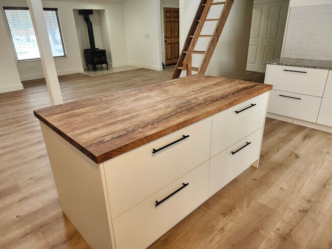 Building Photo - Modern and Remodeled SF Home in Southwest Bend on .8 Acres